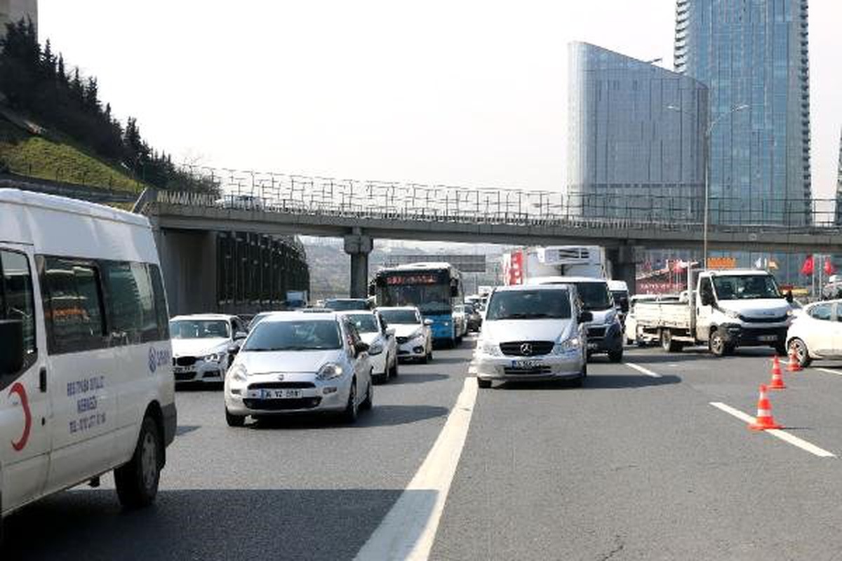 Tem Seyrantepe Mevkii\'nde Kaza, Trafikte Aksamalar Yaşanıyor