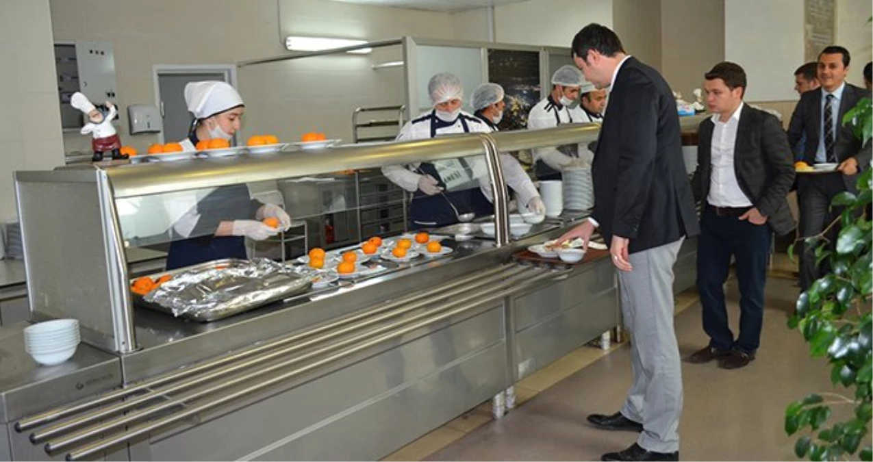 Van Bölge Eğitim ve Araştırma Hastanesi\'nde Dağıtılan Yemekten Hortum Parçası Çıktı