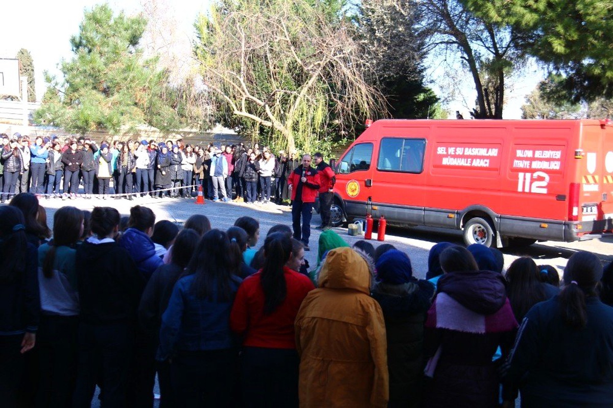 Yalova İtfaiyesinden Öğrencilere Yangın Güvenlik Tatbikatı