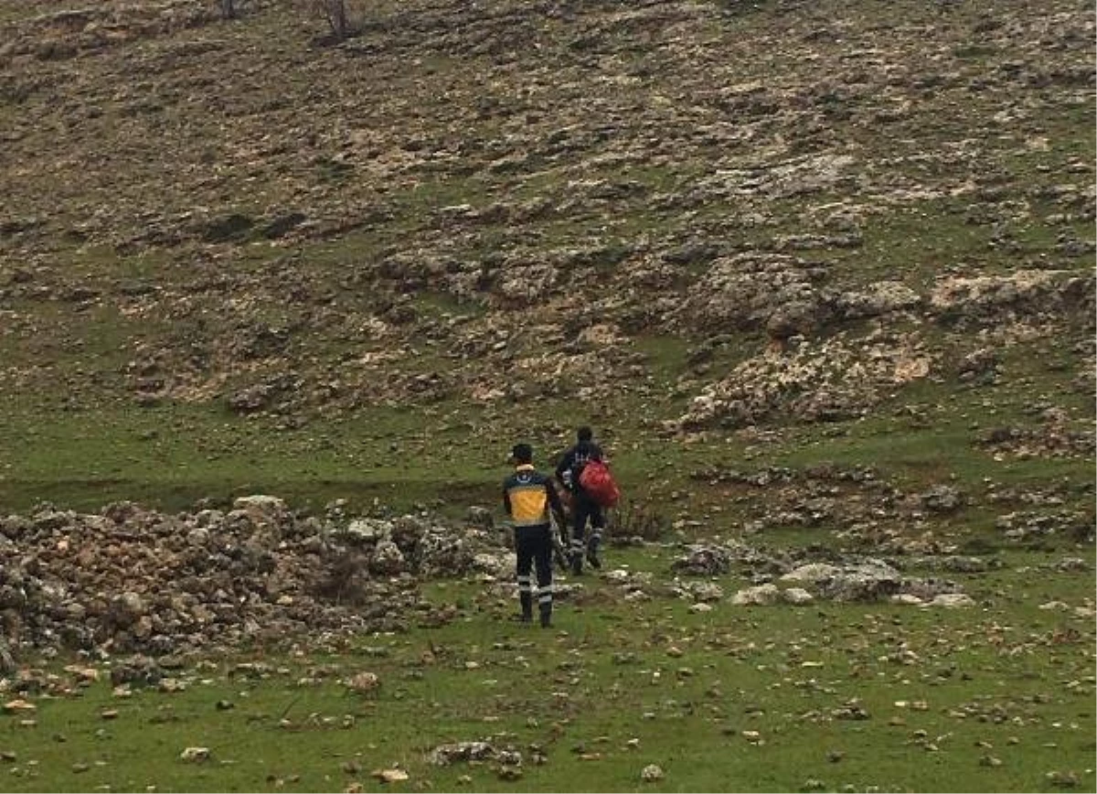 Yaralı Çobanı 6 Kilometre Sedye ile Taşıdılar