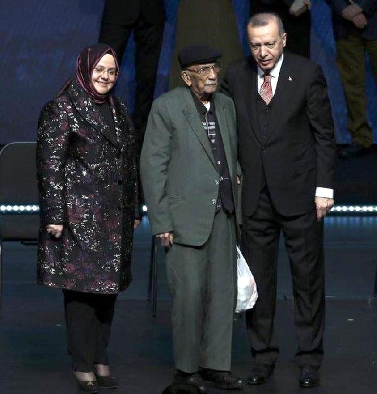105\'lik Bektaş Dededen Cumhurbaşkanı Erdoğan\'a Manisa Üzümü