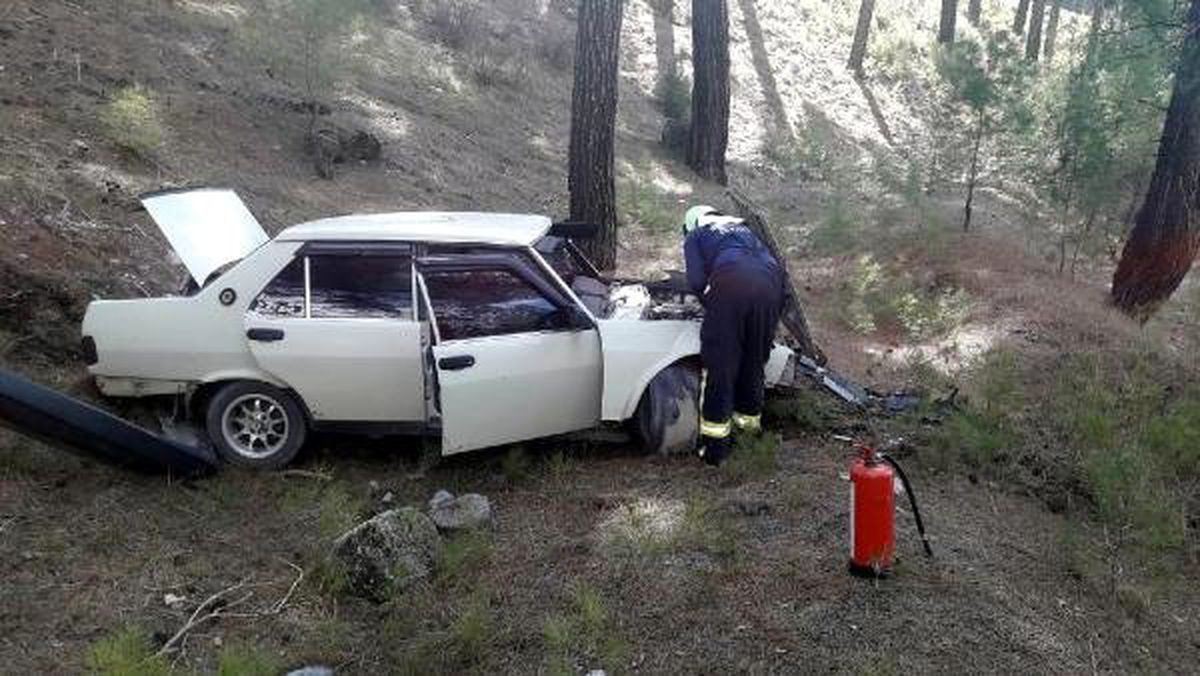 Acıpayam\'da Ağaca Çarpan Otomobildeki 2 Kişi Yaralandı