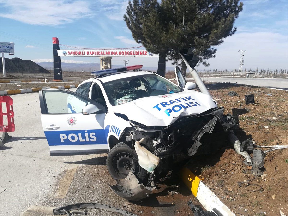 Afyonkarahisar\'da Otomobil ile Polis Aracı Çarpıştı: 3 Yaralı