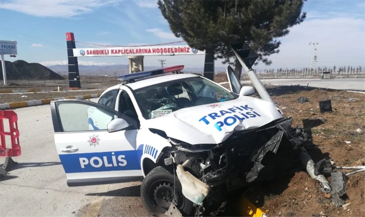 Afyonkarahisar\'da Trafik Kazası: 2 Polis Yaralı