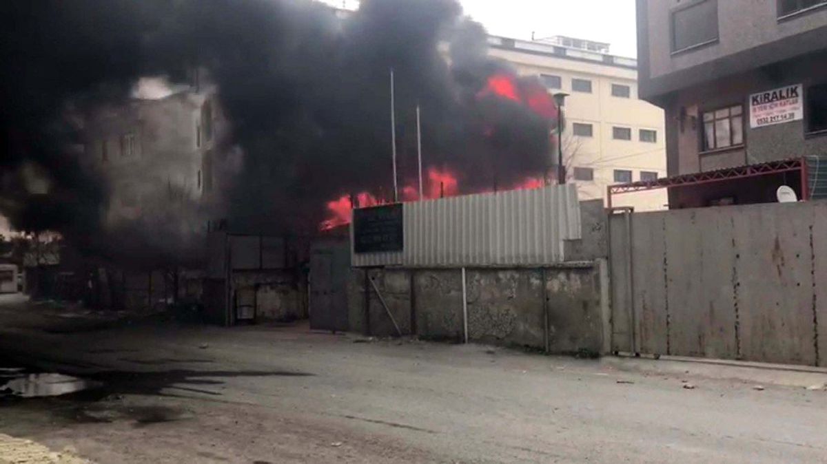 Ahşap Baraka Alevlere Teslim Oldu, Mahalleli Panik Yaşadı