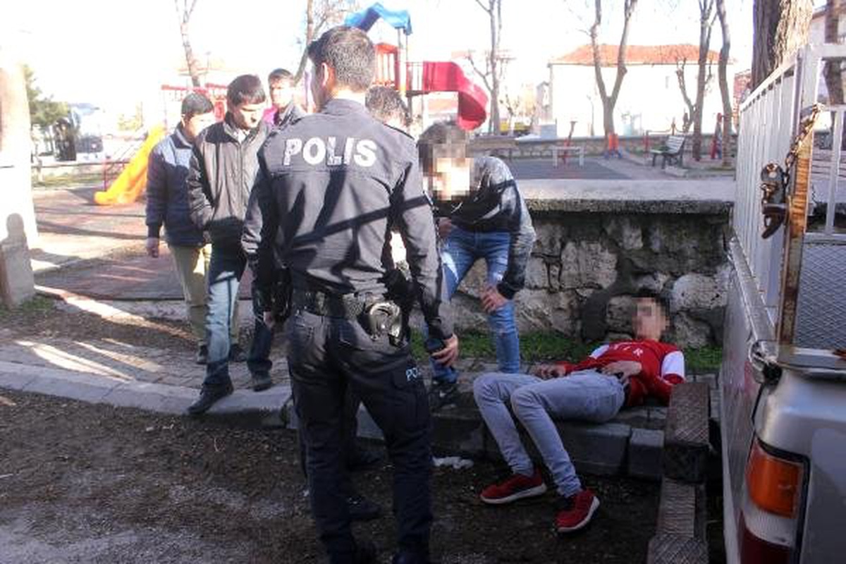 Alkol Alıp Bilinç Kaybı Yaşayan 3 Gençten 1\'i Balkondan Atladı