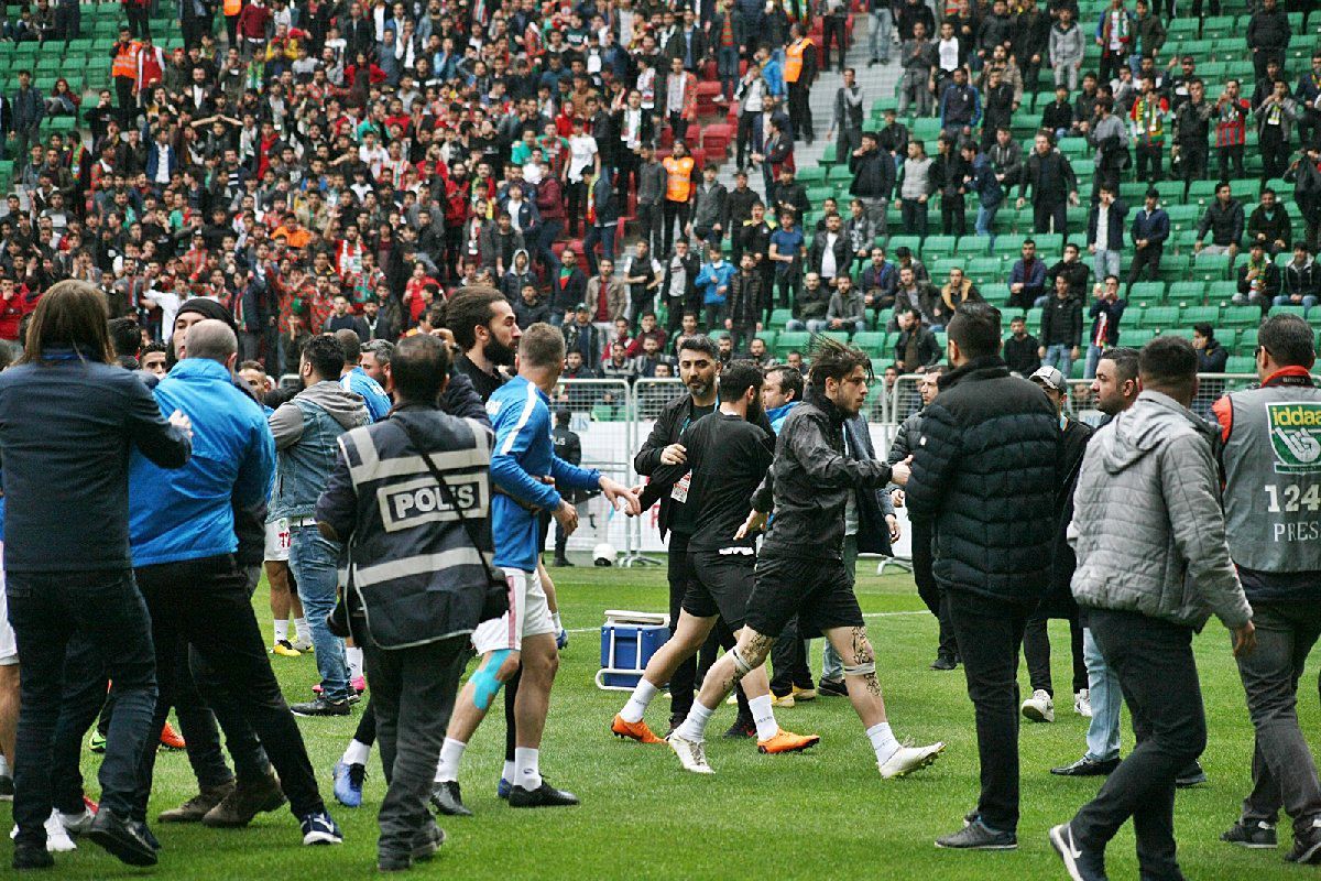 Amed Sportif-Sakaryaspor Maçında Ortalık Karıştı!