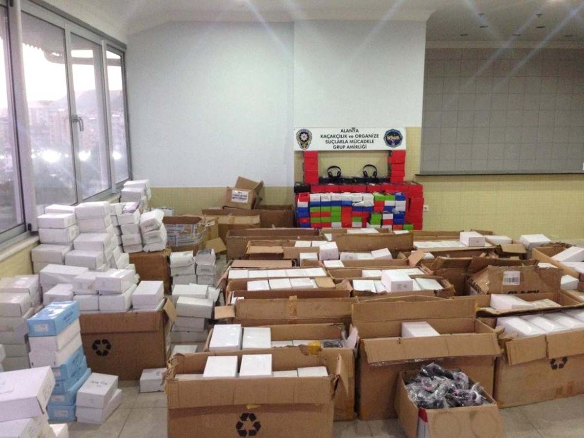 Antalya\'da Gümrük Kaçağı 18 Bin Güneş Gözlüğü Ele Geçirildi