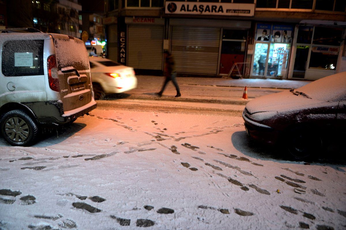 Ardahan\'da Kar Yağışı ve Tipi Etkili Oluyor