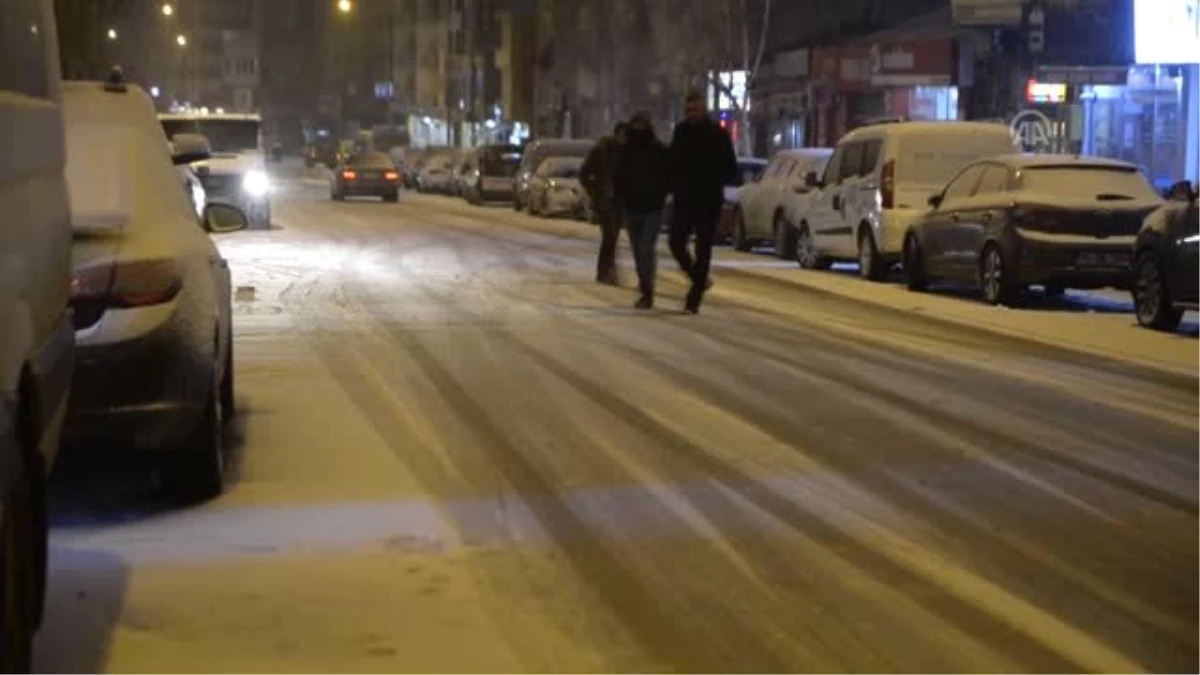Ardahan\'da Kar Yağışı ve Tipi Etkili Oluyor