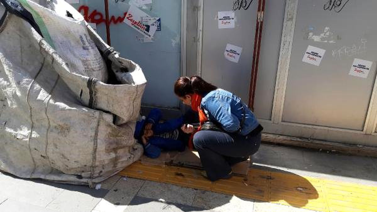 Atık Torbasını Yastık Yapıp, Kaldırımda Uyuyan Çocuk Yürek Burktu