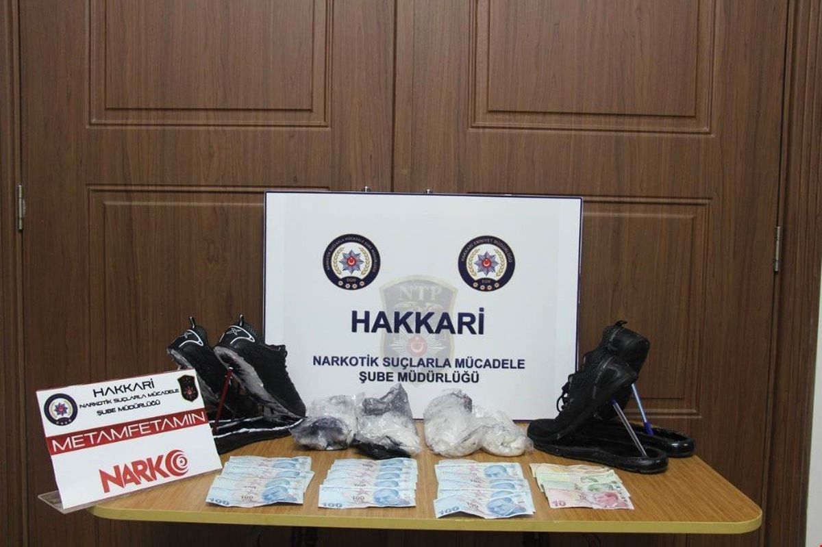 Ayakkabının Tabanında 1 Kilo 14 Gram Metamfetamin ve Bin 850 TL Para Çıktı