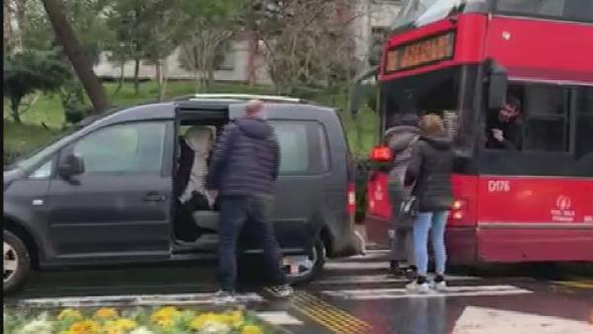 Bahçeşehir\'de Kadınlar ile Otobüs Sürücüsünün Trafik Kavgası