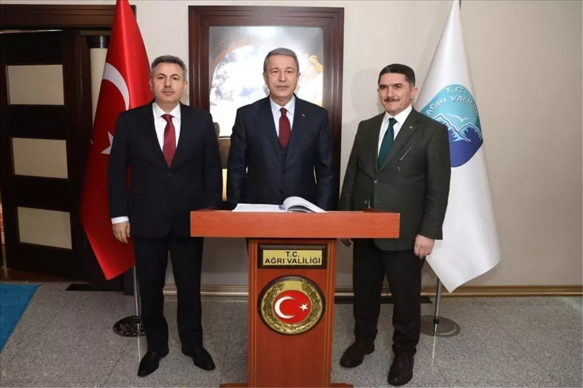 Bakan Akar, Askeri Birliklerde İnceleme ve Denetlemelerde Bulunmak Üzere Ağrı\'ya Gitti