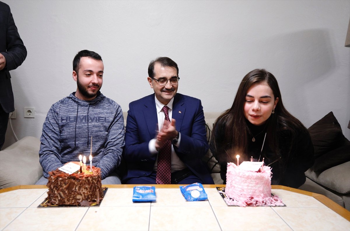 Bakan Dönmez, Gençlerin Doğum Gününü Kutladı