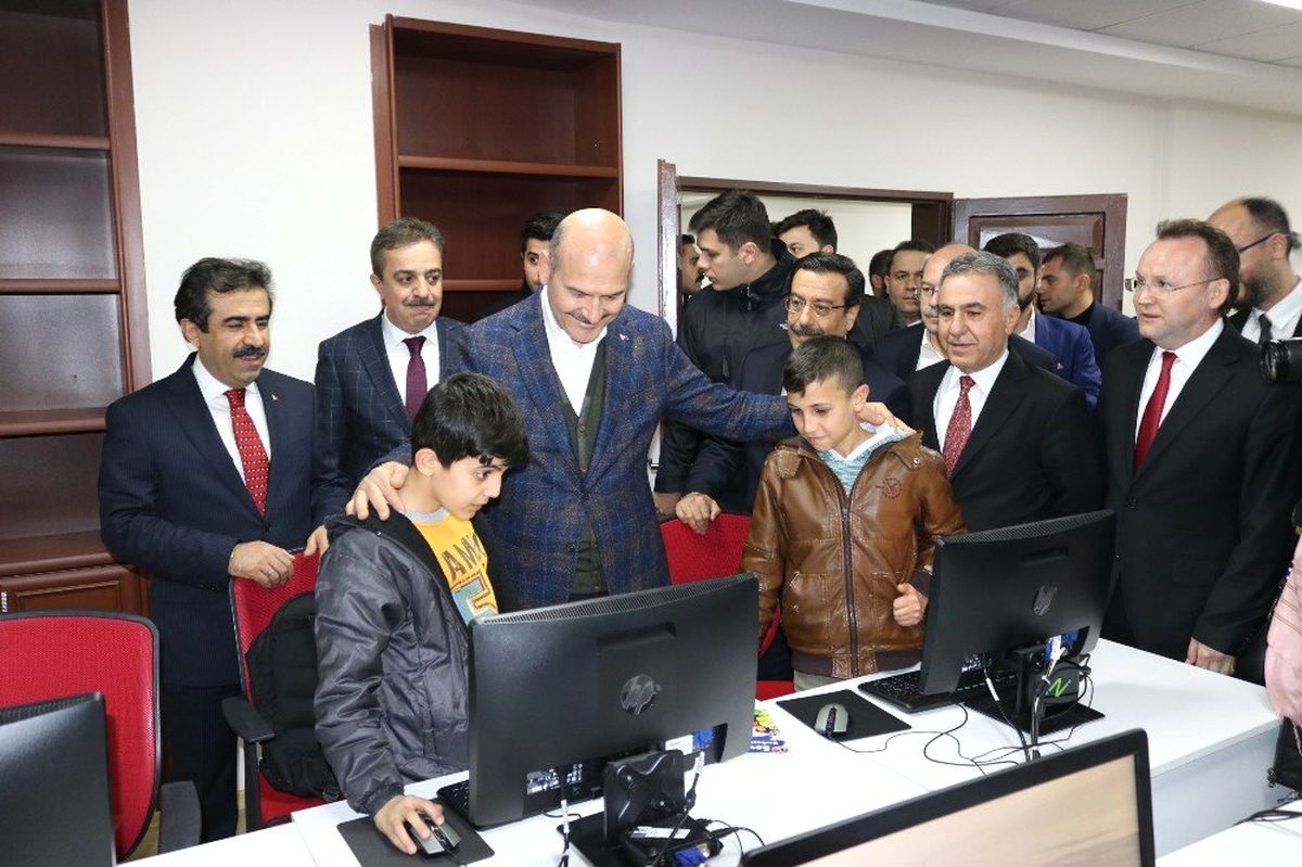 Bakan Soylu, Gençlerle Türkü Söyledi