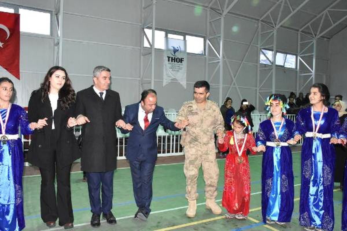 Beytüşşebap\'ta Protokol, Askerler ve Halk Birlikte Halay Çekti