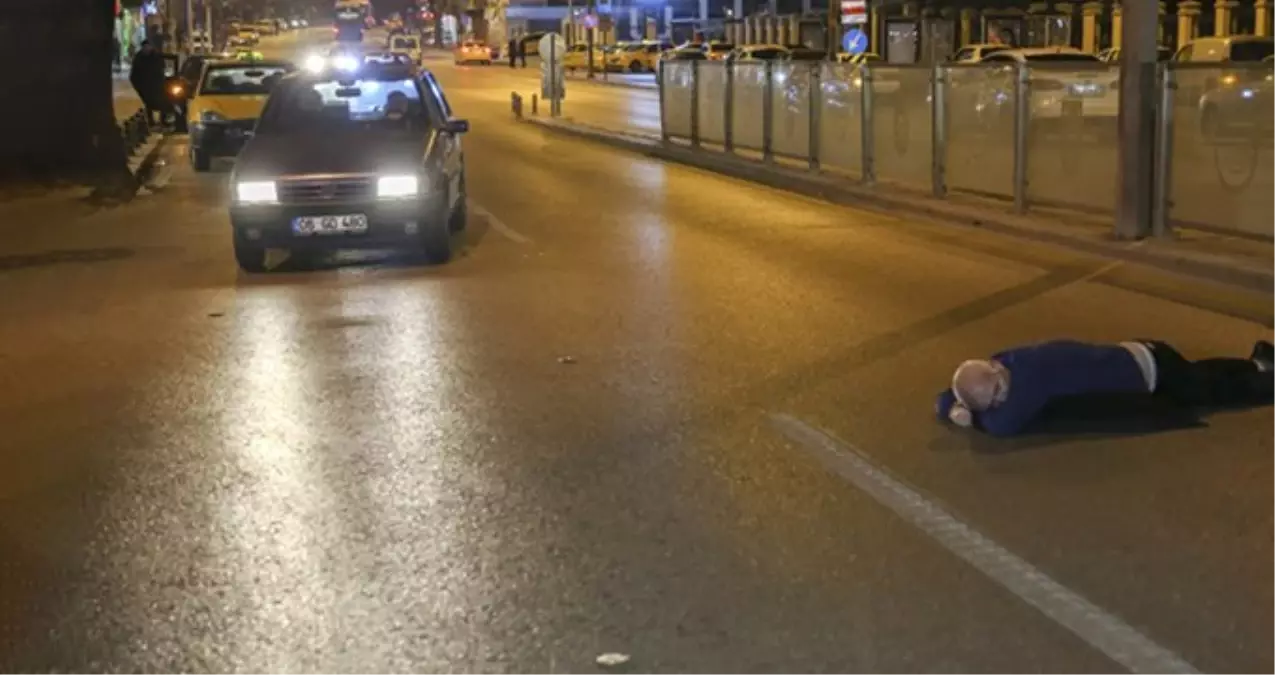 Caddenin Ortasına Uzanan Alkollü Şahıs İnat Edince Trafiği Birbirine Kattı