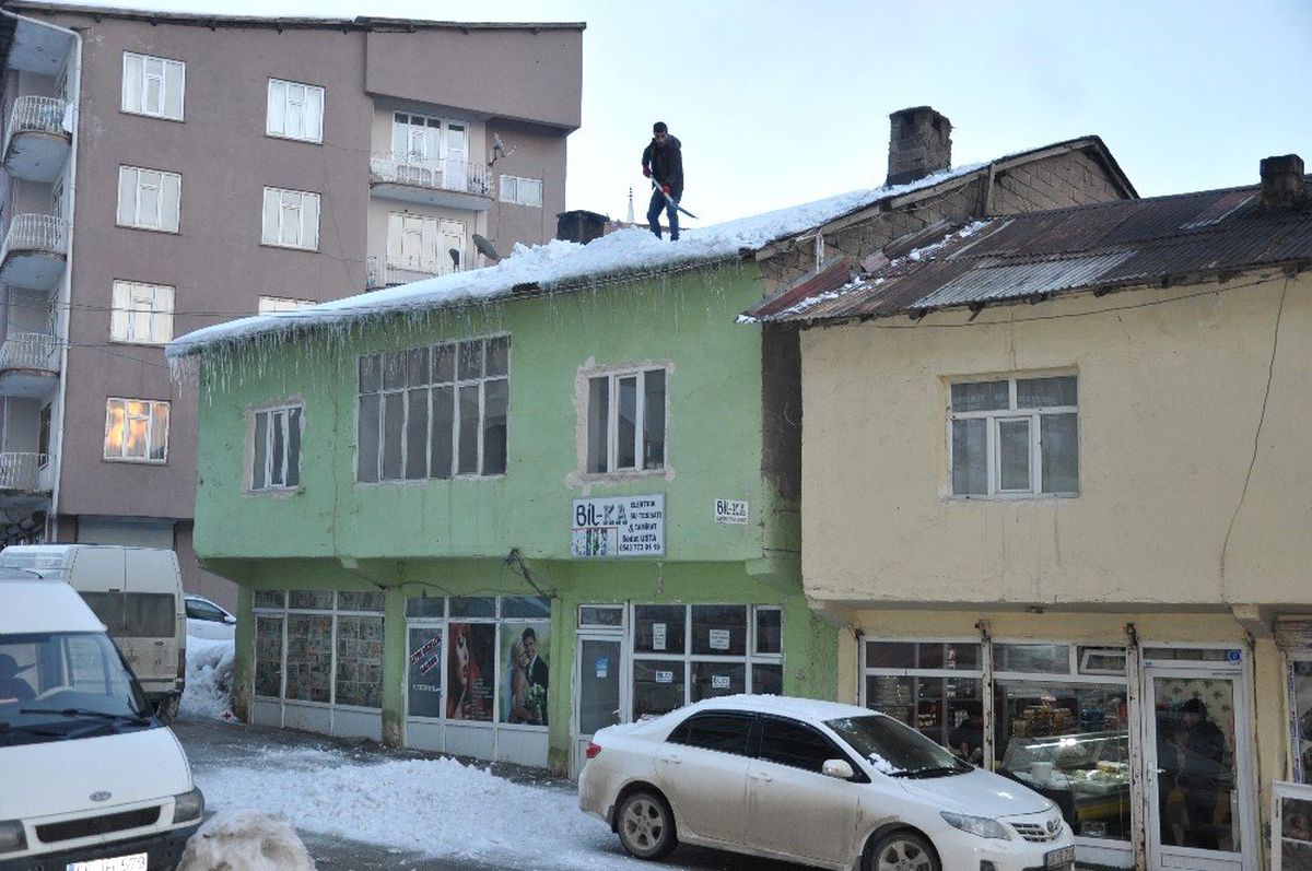 Canını Hiçe Sayarak Çatı Temizledi