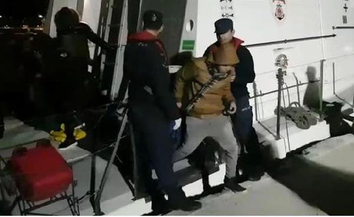 Çeşme\'de Lastik Botta 19 Kaçak Göcmen Yakalandı