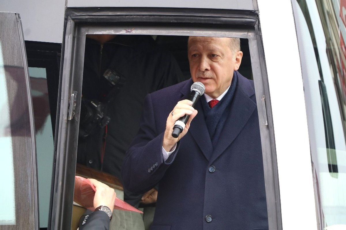 Cumhurbaşkanı Recep Tayyip Erdoğan Güneysu\'daki Evinden Çıkışında Vatandaşlara Seslendi
