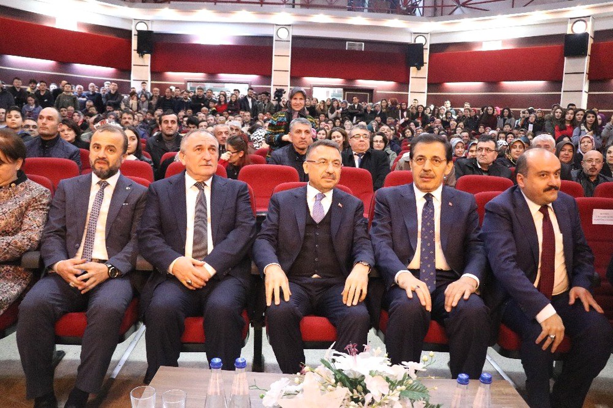 Cumhurbaşkanı Yardımcısı Fuat Oktay, Öğrencilere Bilgisayar Dağıttı