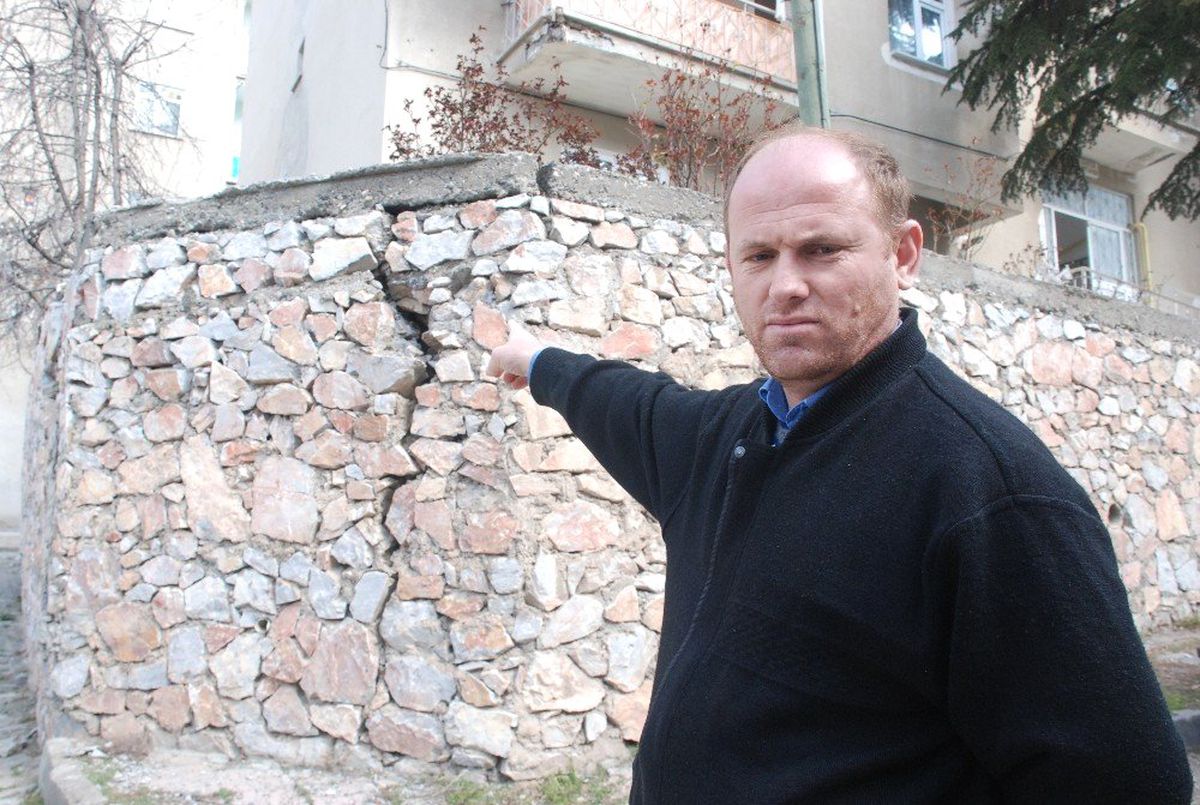Derin Çatlaklar Oluşan Duvar Tehlike Saçıyor