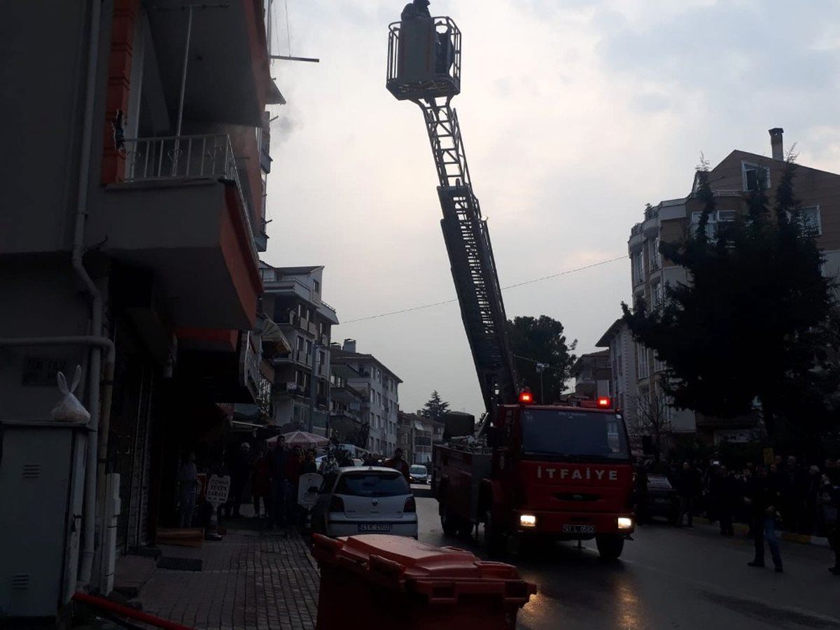 Dumanların Sardığı Binada Mahsur Kalanları İtfaiye Kurtardı