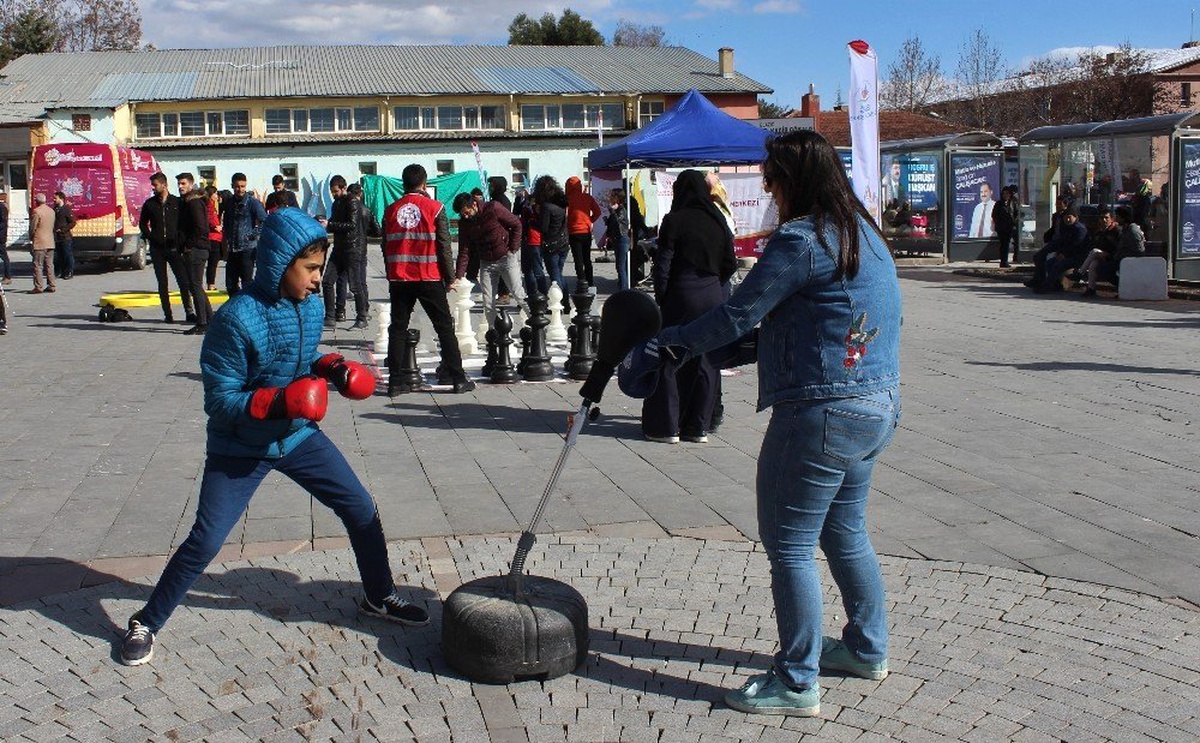 Elazığlı Gençler "Mobil Gençlik Merkezi"Nde Farklı Spor Dallarıyla Tanışıyor