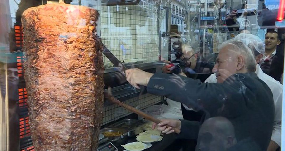 Esnafı Ziyaret Eden Binali Yıldırım Kolları Sıvayıp Döner Kesti