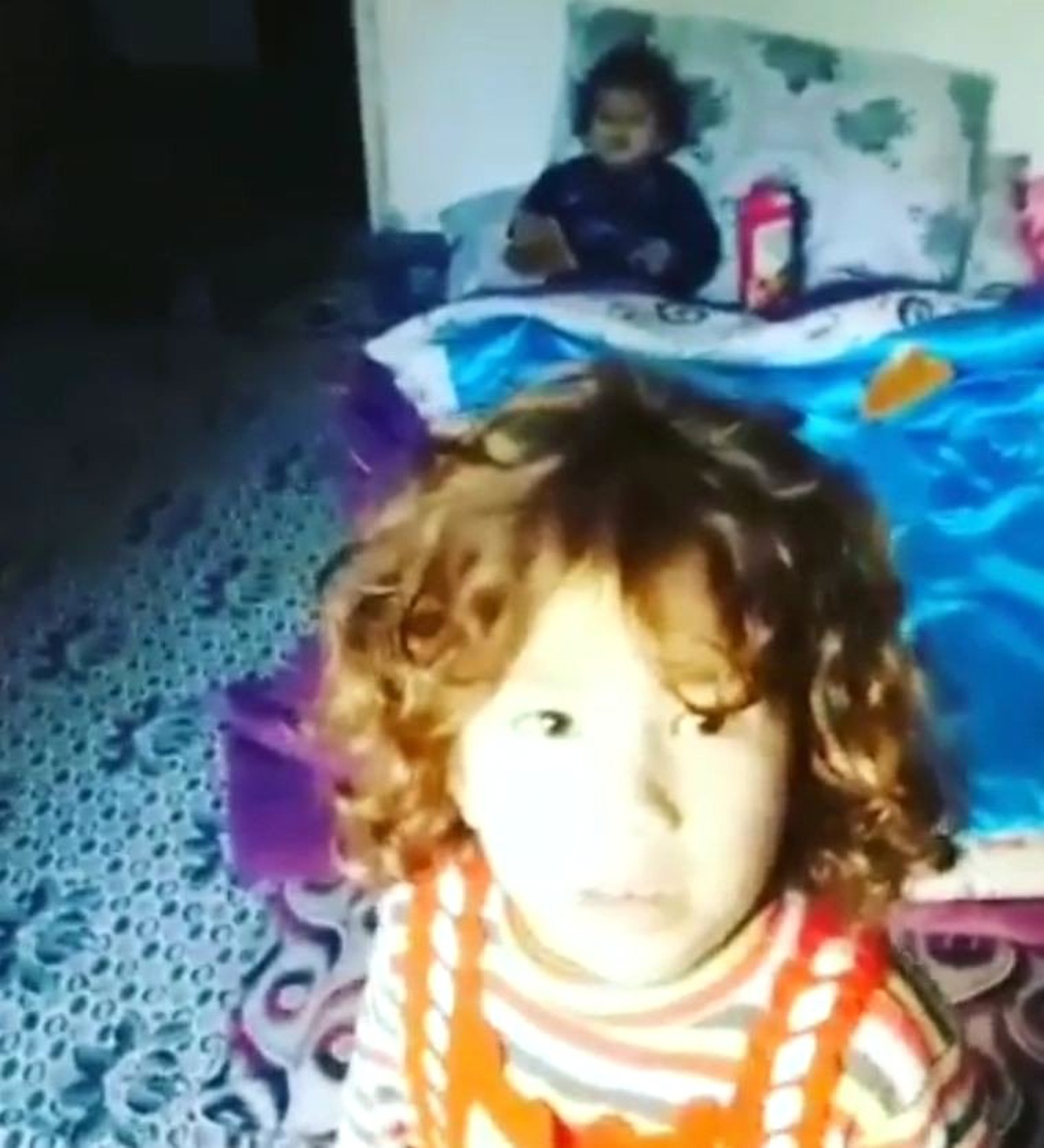 Evde Aç ve Soğukta Annelerinin İşten Gelmesini Bekleyen 2 Çocuğun Hali Yürek Burkuyor