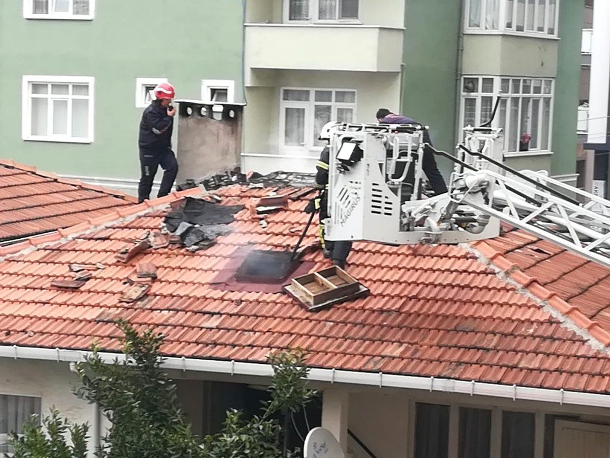 Gebze\'de İki Katlı Evin Çatısında Çıkan Yangın Korkuttu
