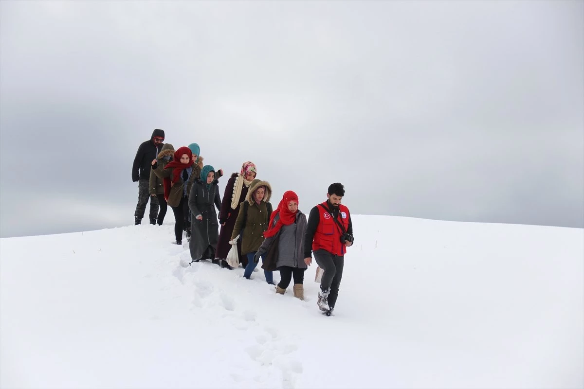 Gönüllü Gençler Selçuklu Mezarlığını Gezdi