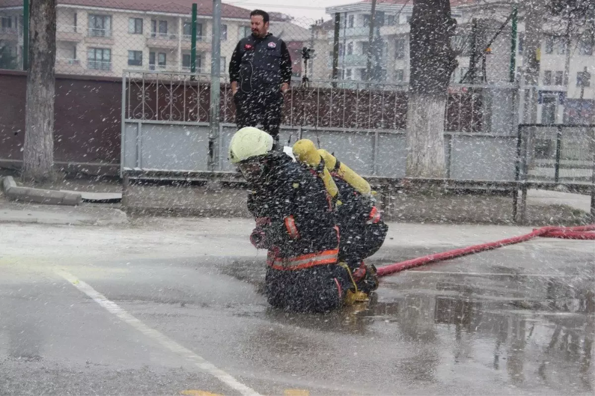 Gönüllü İtfaiyecilere Zorlu Eğitim