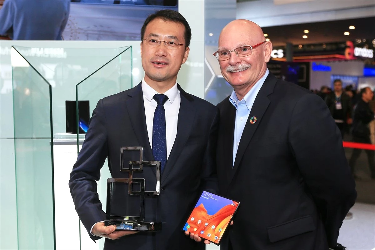 Huawei Mate X, Glomo Ödülünü Kazandı