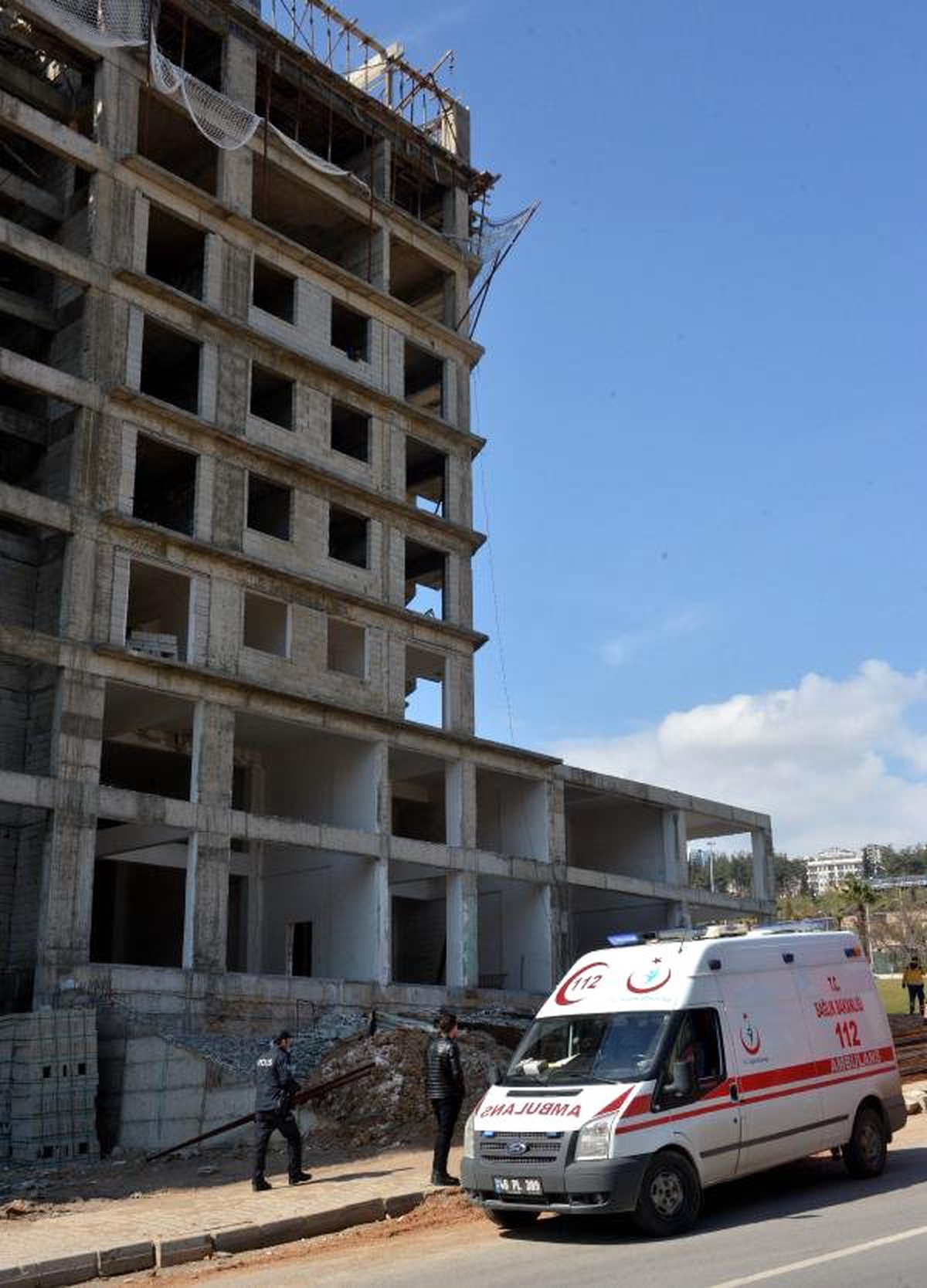 İnşaatın 6\'ncı Katında İntihara Kalkıştı, Polis İkna Etti