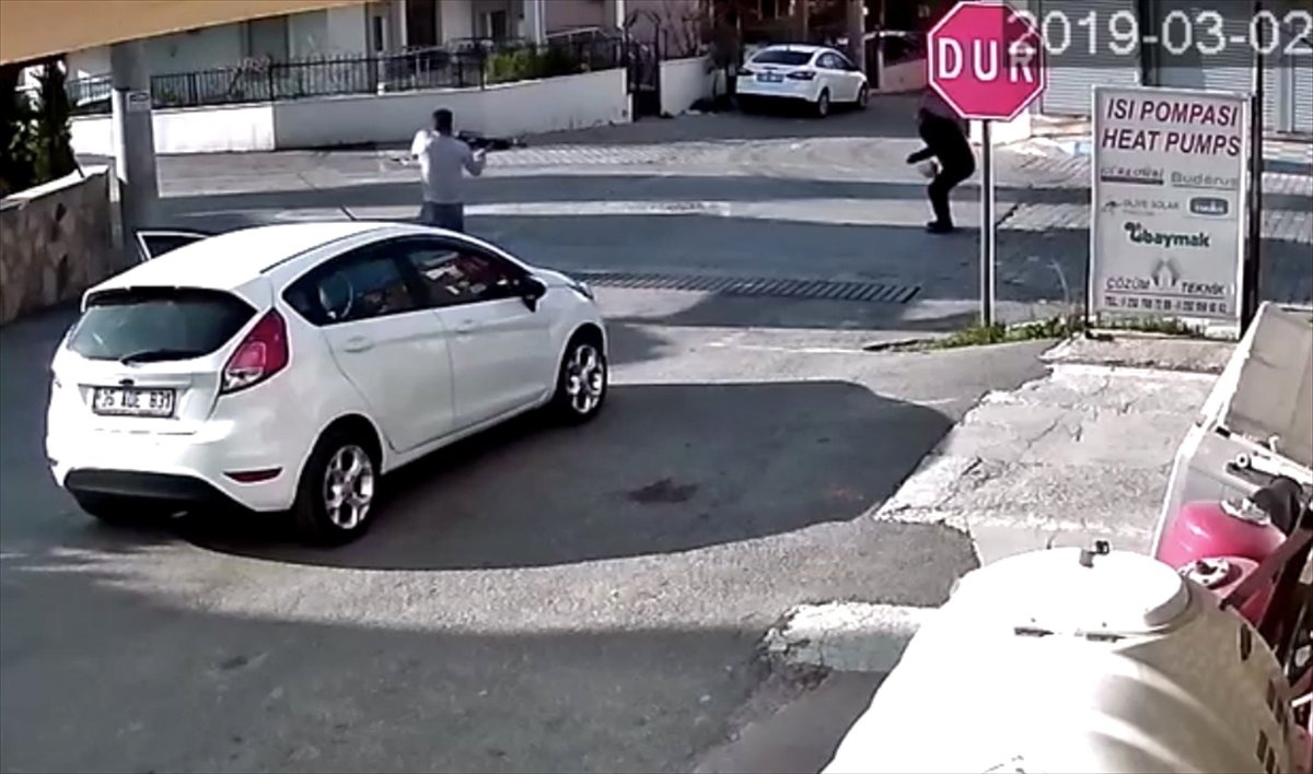 İzmir\'de Belediye Meclis Üyesi Adayına Silahlı Saldırı