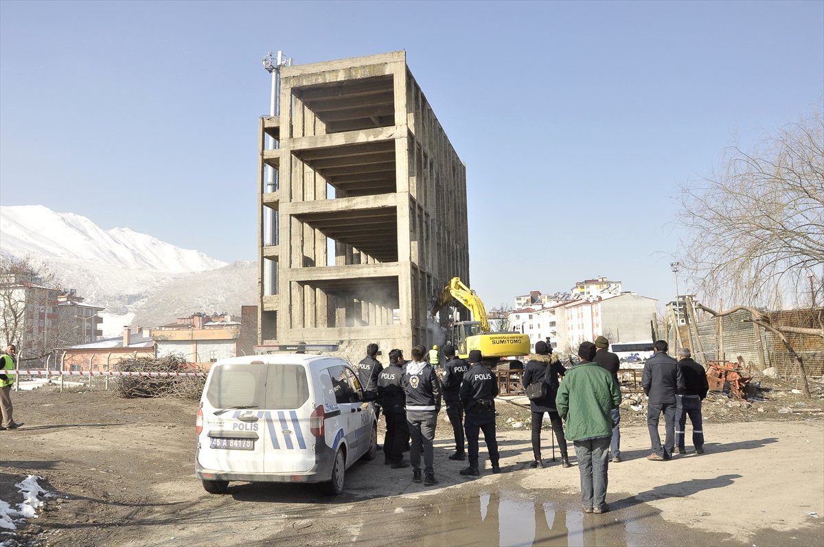 Kahramanmaraş\'ta Yarım Asırlık 5 Katlı Metruk Bina Yıkıldı