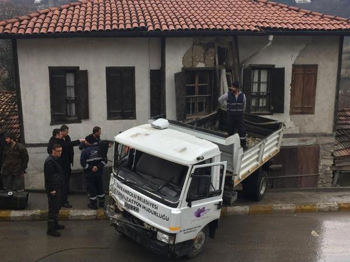 Kamyon Eve Çarptı, Sürücü Yaralandı