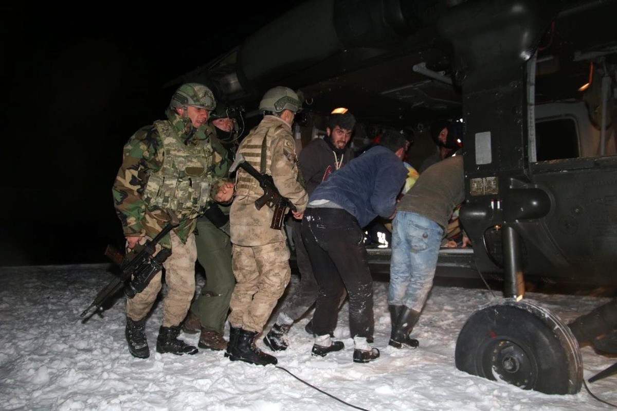 Kardan Yol Kapanınca Hastanın İmdadına Jandarma Helikopteri Yetişti