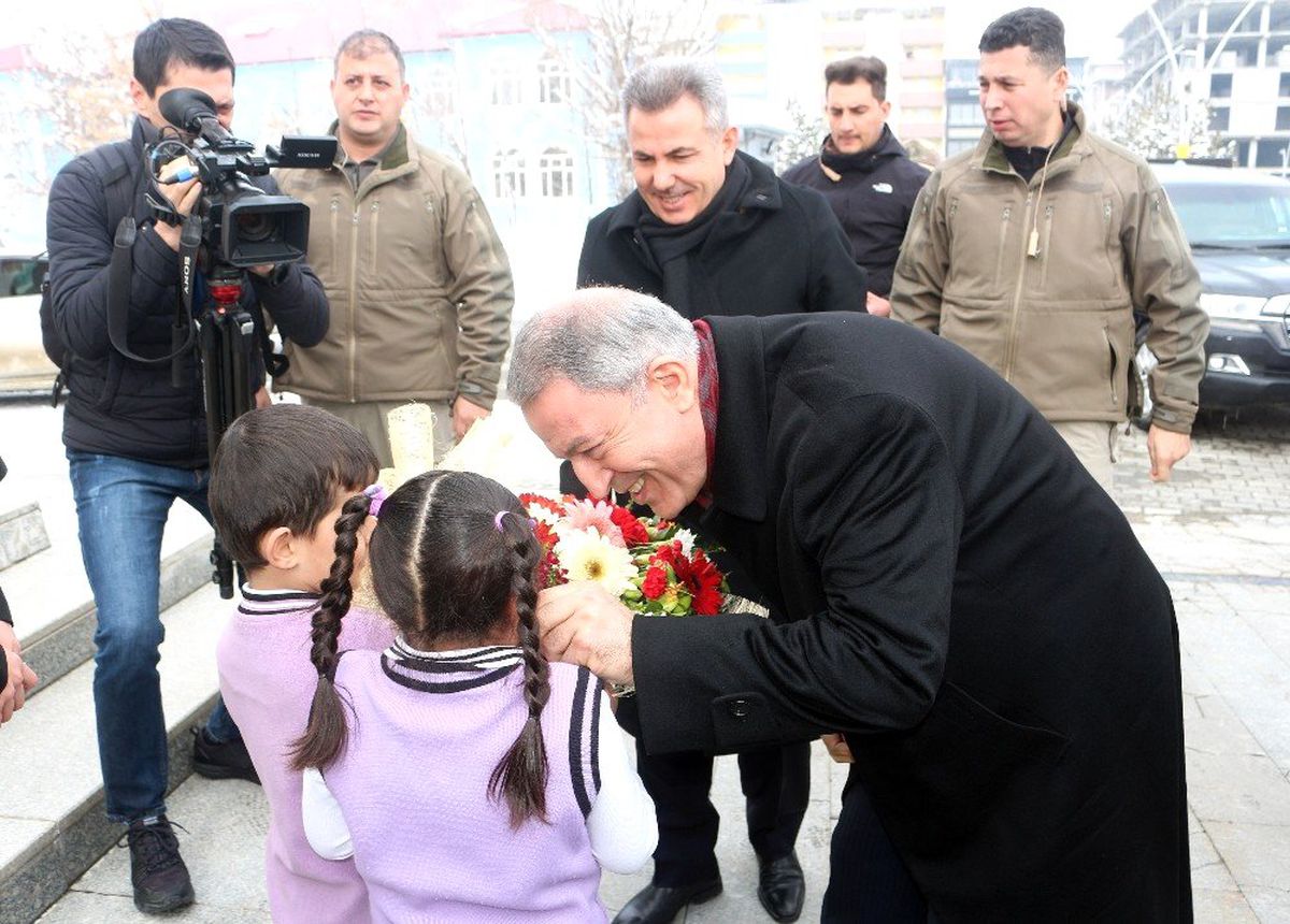Milli Savunma Bakanı Akar, Ağrı\'da Şehit Aileleri ve Gazilerle Bir Araya Geldi