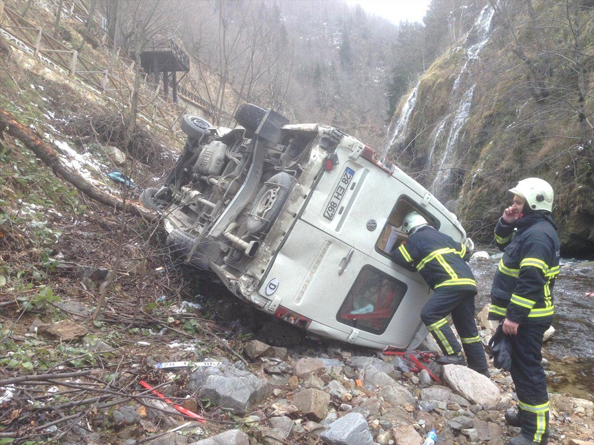 Öğrenci Taşıyan Minibüs Dere Yatağına Devrildi: 5 Yaralı
