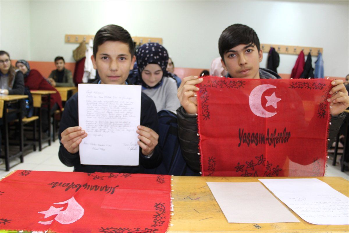 Öğrencilerden Mehmetçik\'e Mendilli Mektup
