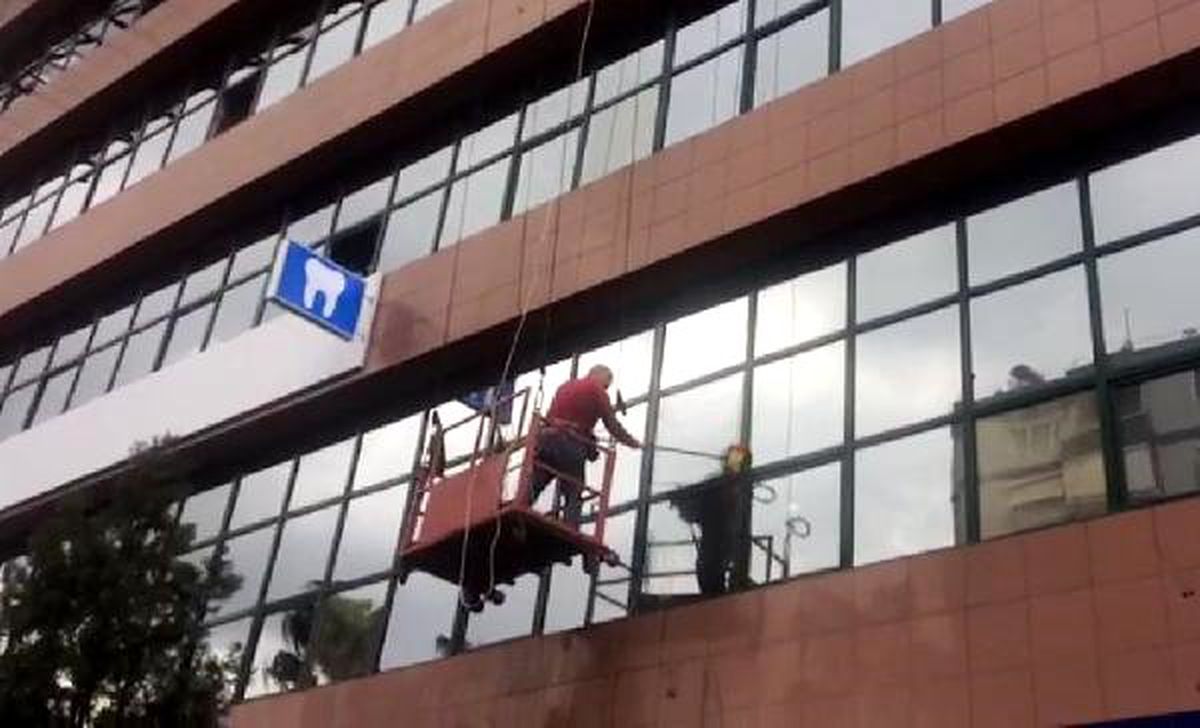 Ölüm Tehlikesine Aldırmadan Cam Sildi