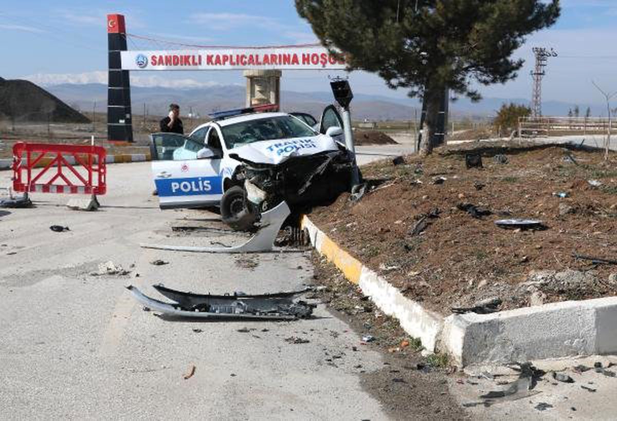Polis Aracı ile Otomobil Çarpıştı: 2 Polis Yaralı