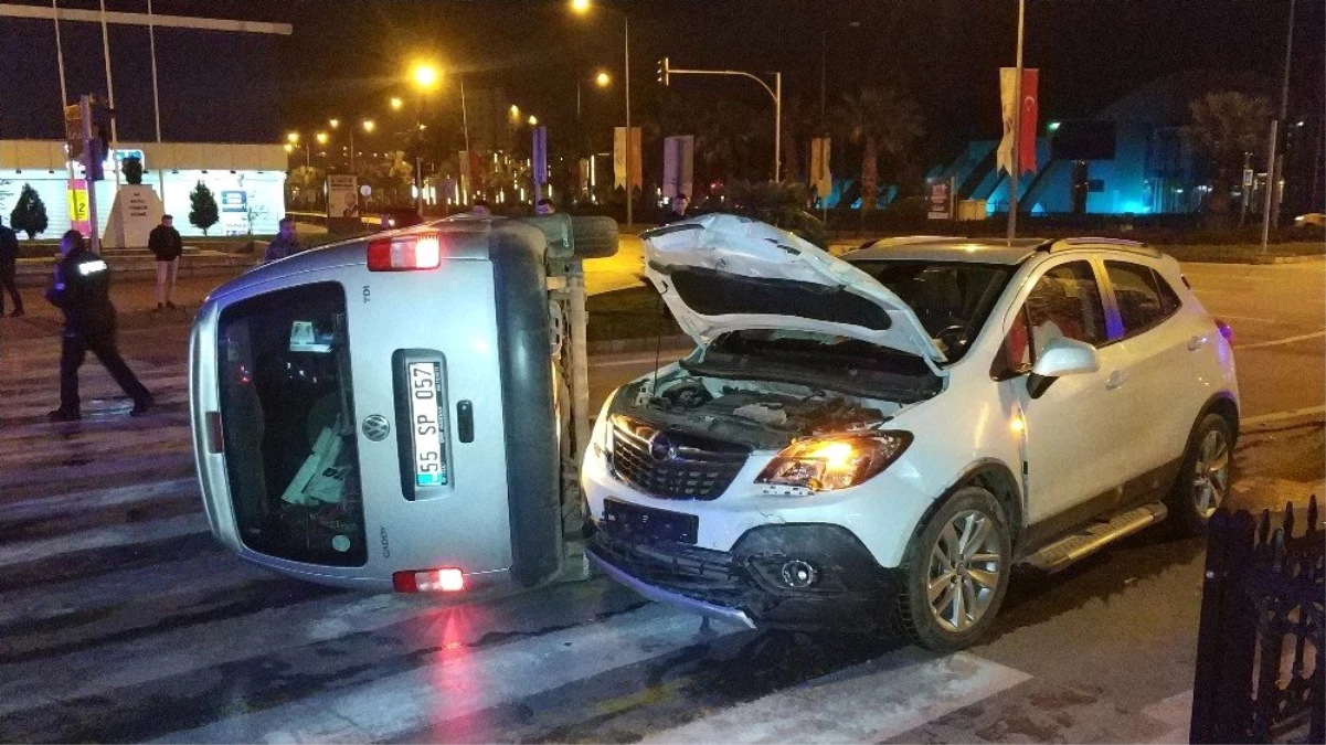 Samsun\'da Kavşakta Trafik Kazası: 2 Yaralı