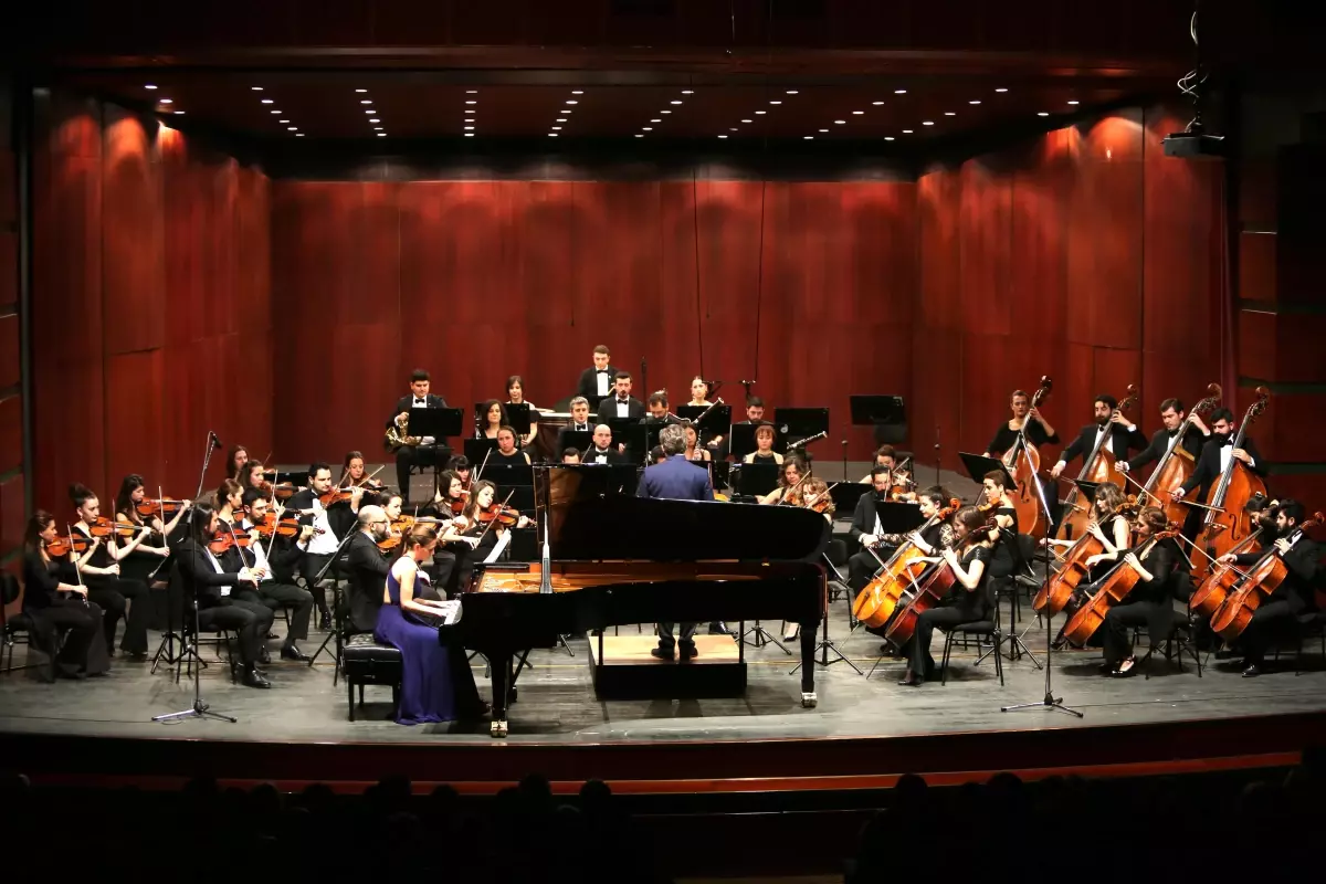 Senfonide Piyano Notaları Büyüledi