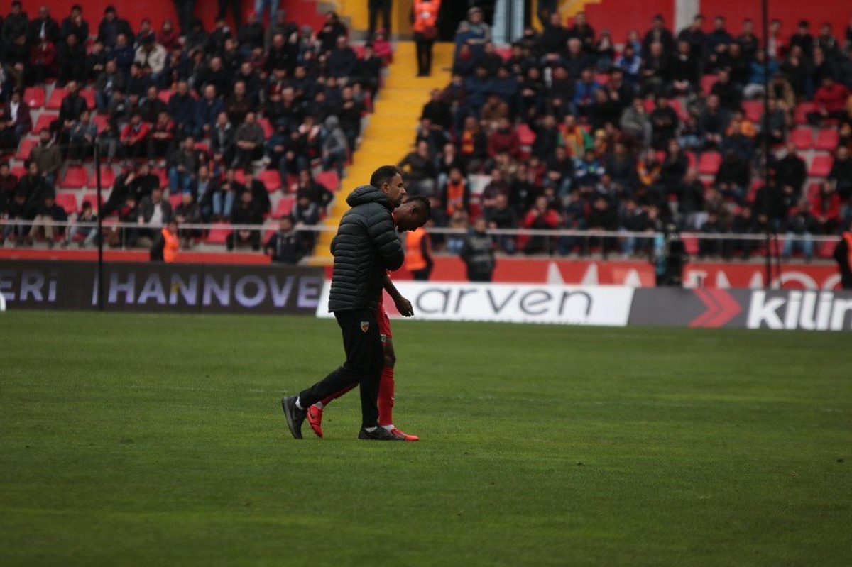 Spor Toto Süper Lig: İstikbal Mobilya Kayserispor: 0 - Beşiktaş: 1 (İlk Yarı)