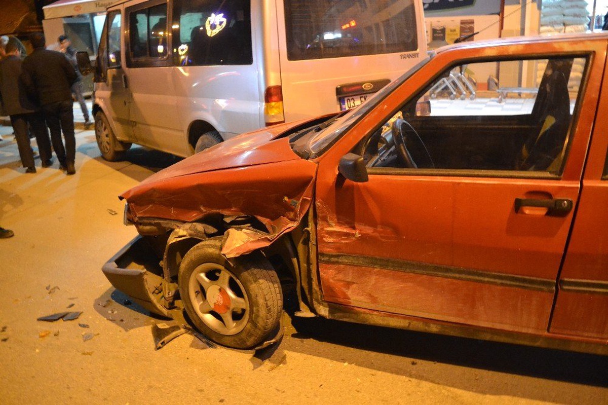 Şuhut\'ta Trafik Kazası -Trafik Kazasında Maddi Hasar Meydana Geldi