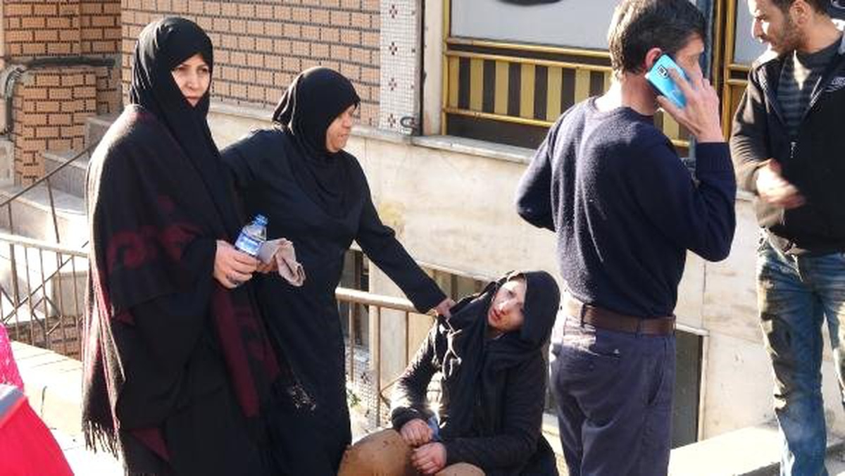 Sultangazi\'de Otomobilin Çarptığı Kadının Yardımına Çevredekiler Koştu